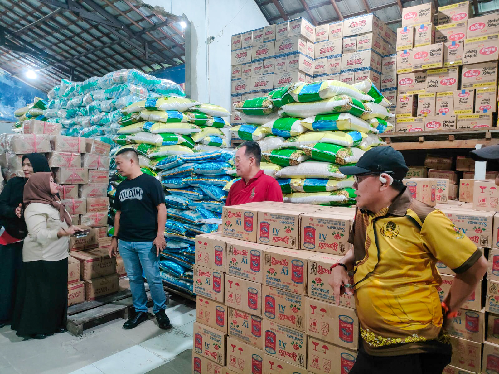 Tim Gabungan, termasuk dari Intelkam saat mendatangi gudang sembako di Kuala Pembuang untuk memastikan stok dan harga beras stabil, Jumat (24/10).