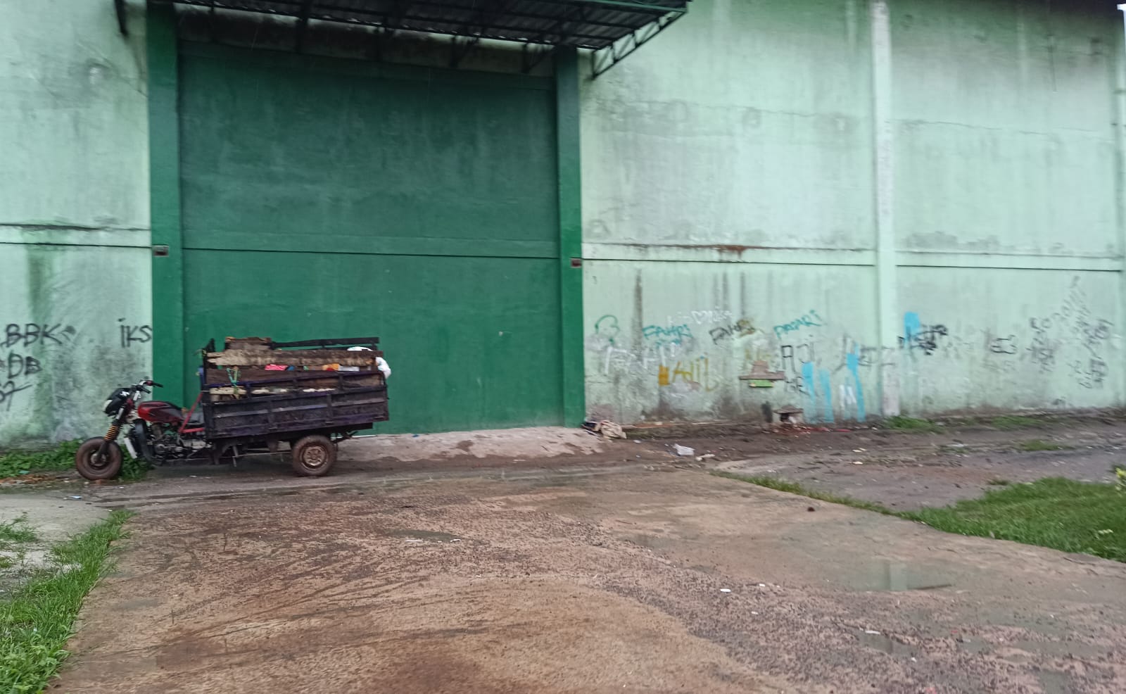 Pintu sisi selatan Depo Sampah Sahati 04 Samping SMP Negeri 3 Sampit. (Usay Nor Rahmad/Radar Sampit)