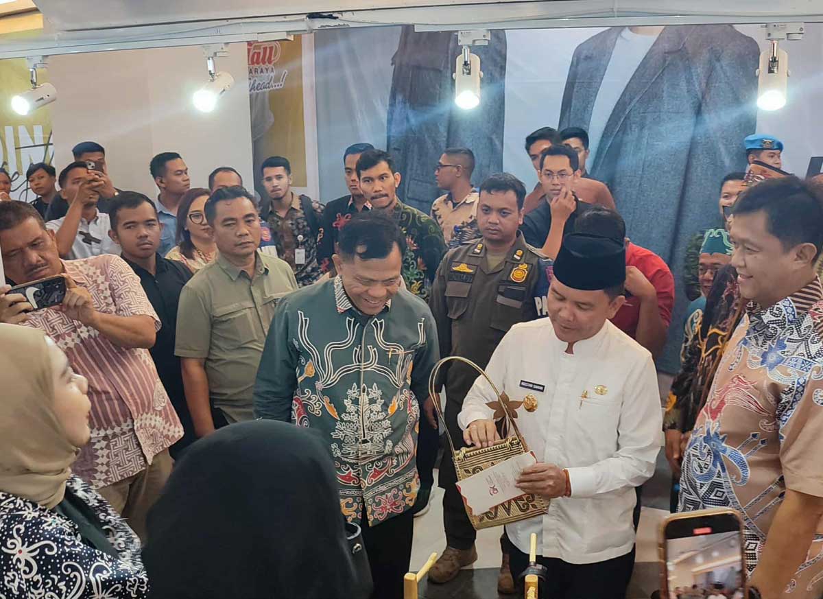 DUKUNG UMKM: Gubernur Kalteng Agustiar Sabran bersama bersama sejumlah pejabat terkait saat pembukaan Borneo Decafest dan Pesona Tambun Bungai 2025 di Duta Mall Palangka Raya, Jumat (24/10/2025).