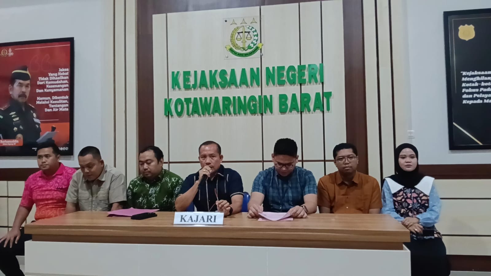 Kepala Kejaksaan Negeri Kotawaringin Barat didampingi para kasi, memberikan keterangan penetapan tersangka dalam kasus pabrik tepung ikan, Jumat 24 Oktober 2025 (Koko Sulistyo/Radar Sampit)