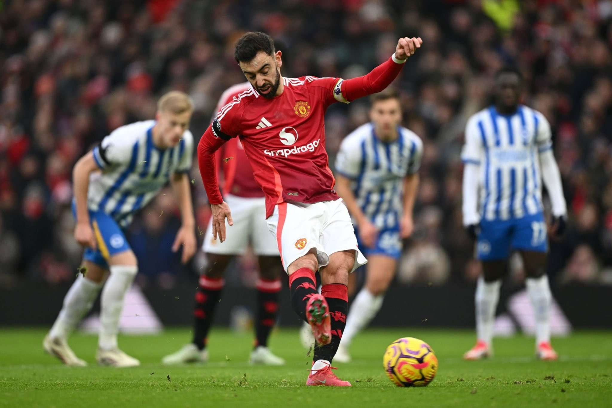 Pemain Manchester United Bruno Fernandes (tengah) saat mengeksekusi penalti dalam laga Liga Inggris 2024-2025 melawan Brighton di Old Trafford, (19/1/2025) lalu.