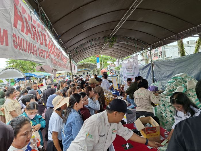 PANGAN MURAH  : Warga Kota Kuala Kurun dan sekitarnya menyerbu stan gerakan pangan murah yang digelar dalam rangka memperingati Hari Tani dan Hari Pangan sedunia di Taman Kota Kuala Kurun, Kamis (23/1