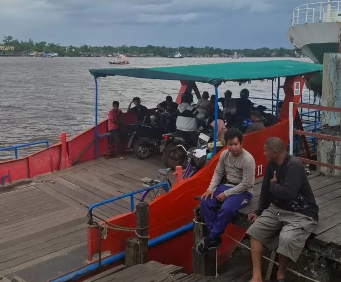 PENYEBERANGAN: Suasana kawasan penyeberangan kapal feri di Sungai Mentaya samping Pelabuhan Sampit. FOTO: FAHRY/RADAR SAMPIT