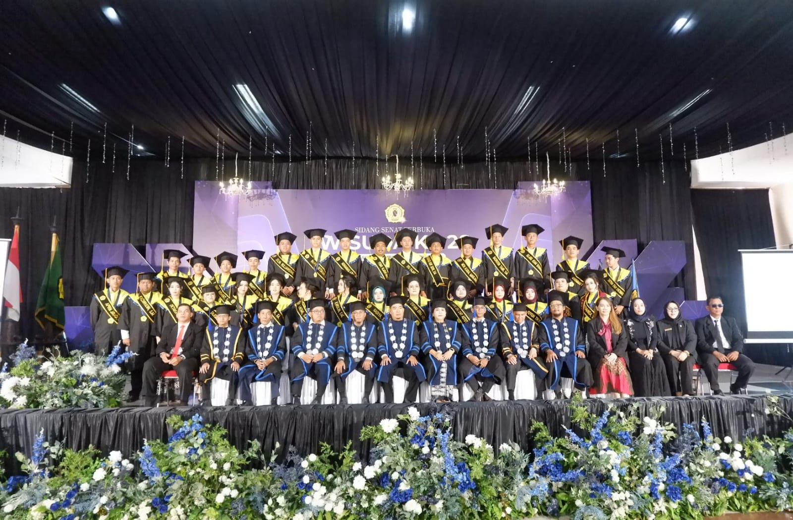 Foto bersama wisudawan dengan jajaran dosen STIE Sampit.
