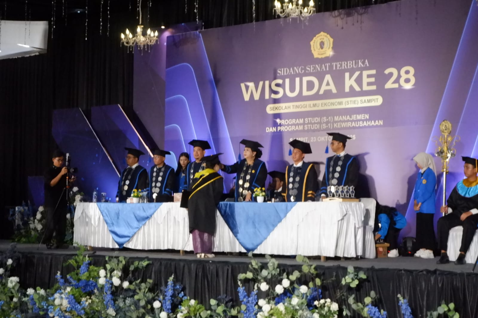 Sekolah Tinggi Ilmu Ekonomi (STIE) Sampit kembali mencetak prestasi dengan melahirkan 153 sarjana baru dalam Wisuda ke-28