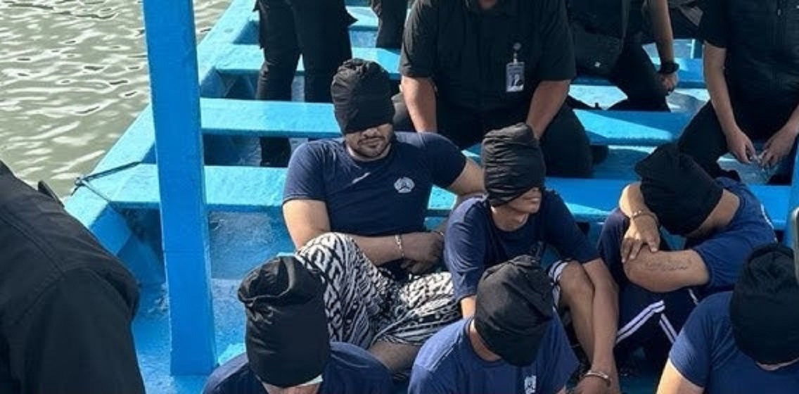 Sejumlah napi termasuk Ammar Zoni ketika diperjalanan menuju Lapas Nusakambangan.