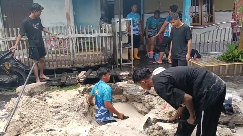 Petugas PDAM Tirta Arut bersama warga membetulkan sambungan pipa yang patah akibat ambrolnya jalan Gang Parau I, Kelurahan Baru, Kecamatan Arsel, Kabupaten Kobar, Jumat (24/10).
