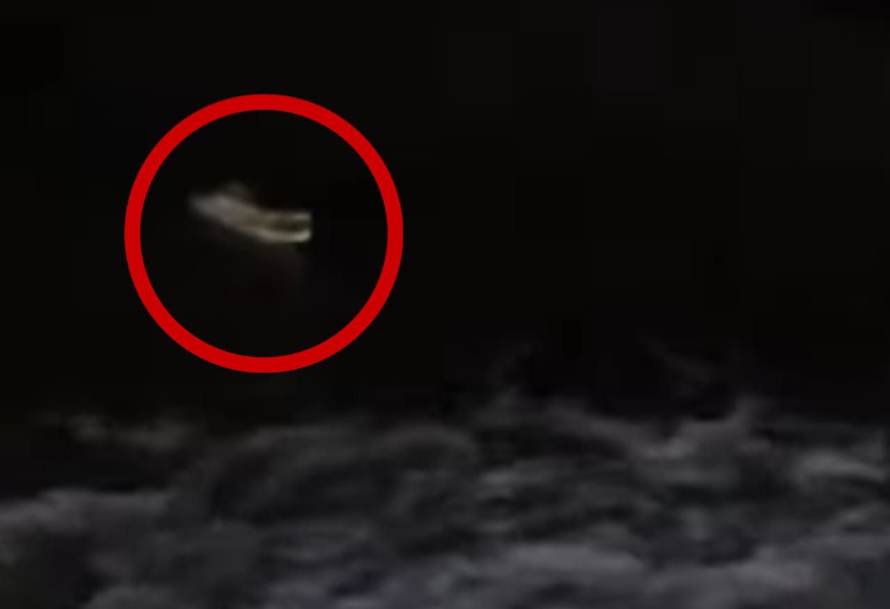 Tangkapan layar video yang direkam warga buaya muncul di Pantai Ujung Pandaran, saat kemah berlangsung, Jumat malam (24/10 /2025).
