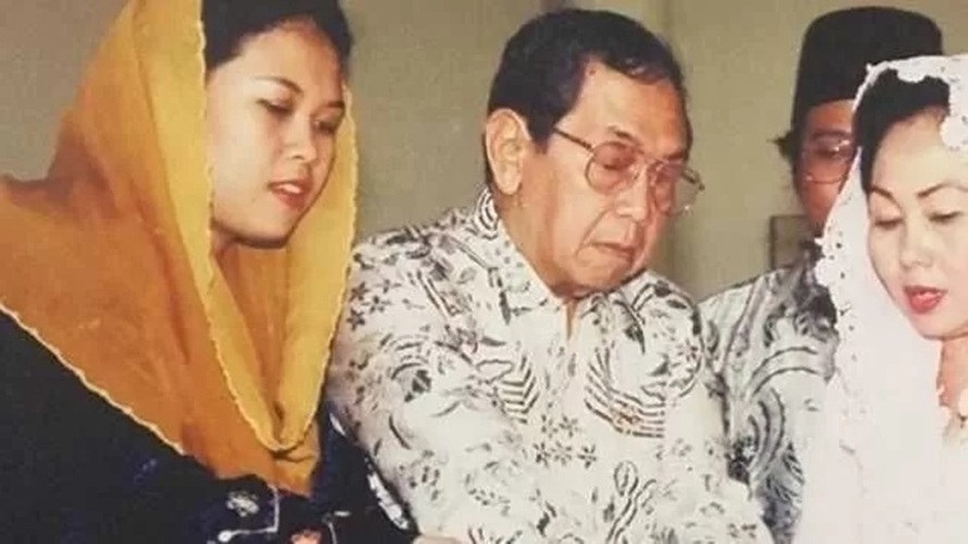 Gus Dur saat merayakan ulang tahun bersama keluarga.