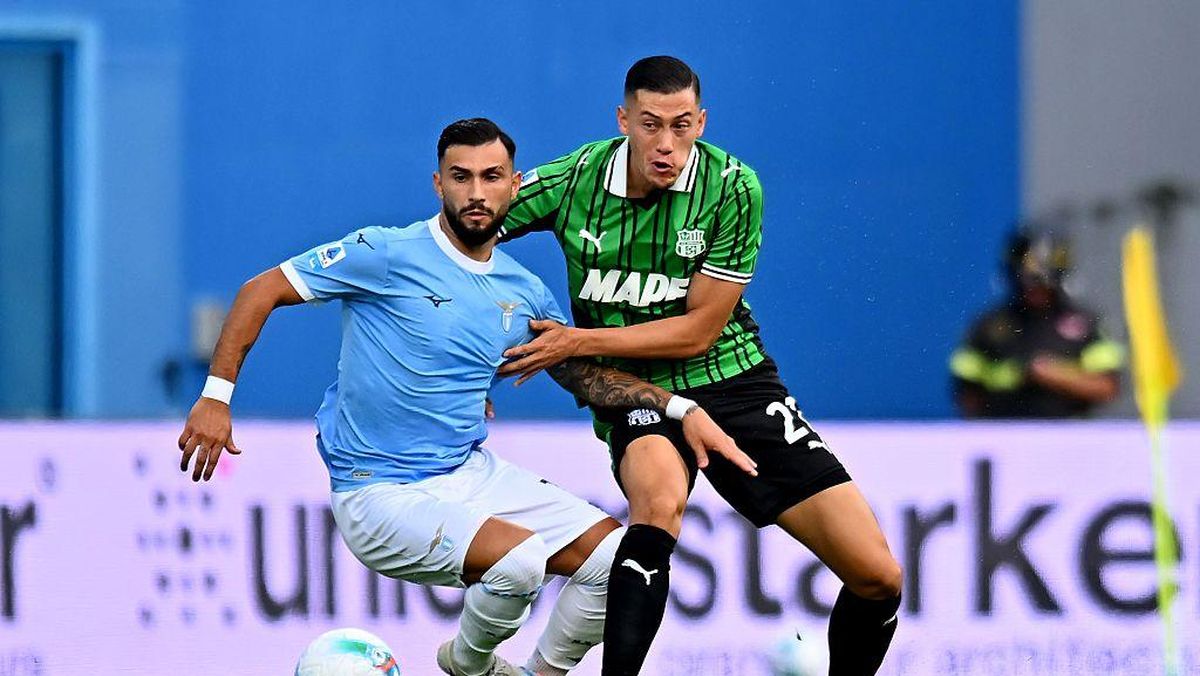 Jay Idzes, saat berhadapan dengan pemain Lazio di ajang Serie A Liga Italia musim ini.