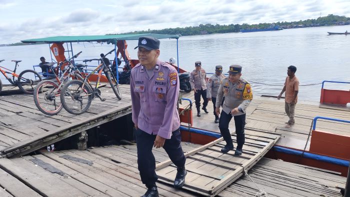 PATROLI : Personel Polsek KPM saat melaksanakan patroli di dermaga penyeberangan, kawasan Pelabuhan Sampit, belum lama tadi. FOTO: POLSEK KPM/RADAR SAMPIT