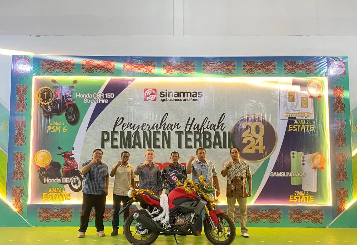 Penyerahan hadiah utama berupa sepeda motor Honda CBR 150R kepada pemanen terbaik tingkat PSM 6 oleh Budhi Dharmawira, Chief Financial Officer (tiga dari kiri) kepada Jumiyanto dari Kebun Lenggana
