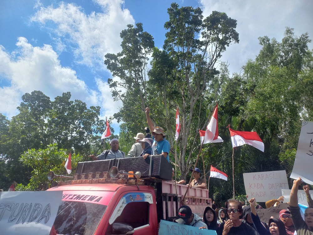 Demo sekelompok masyarakat di Kabupaten Seruyan, Kalteng, terkait persoalan lahan plasma sawit, beberapa waktu lalu.