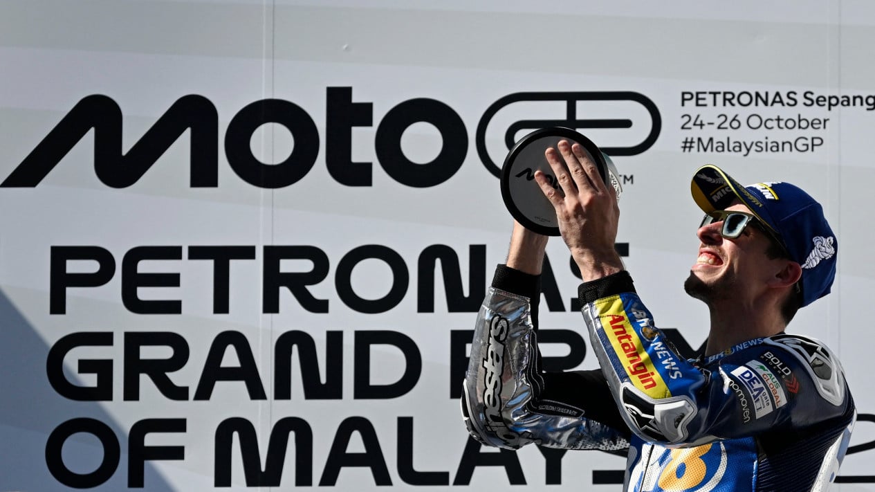 Alex Marquez dari Gresini Racing saat mengangkat piala juara MotoGP Malaysia 2025, di sirkuit Sepang (26/10).