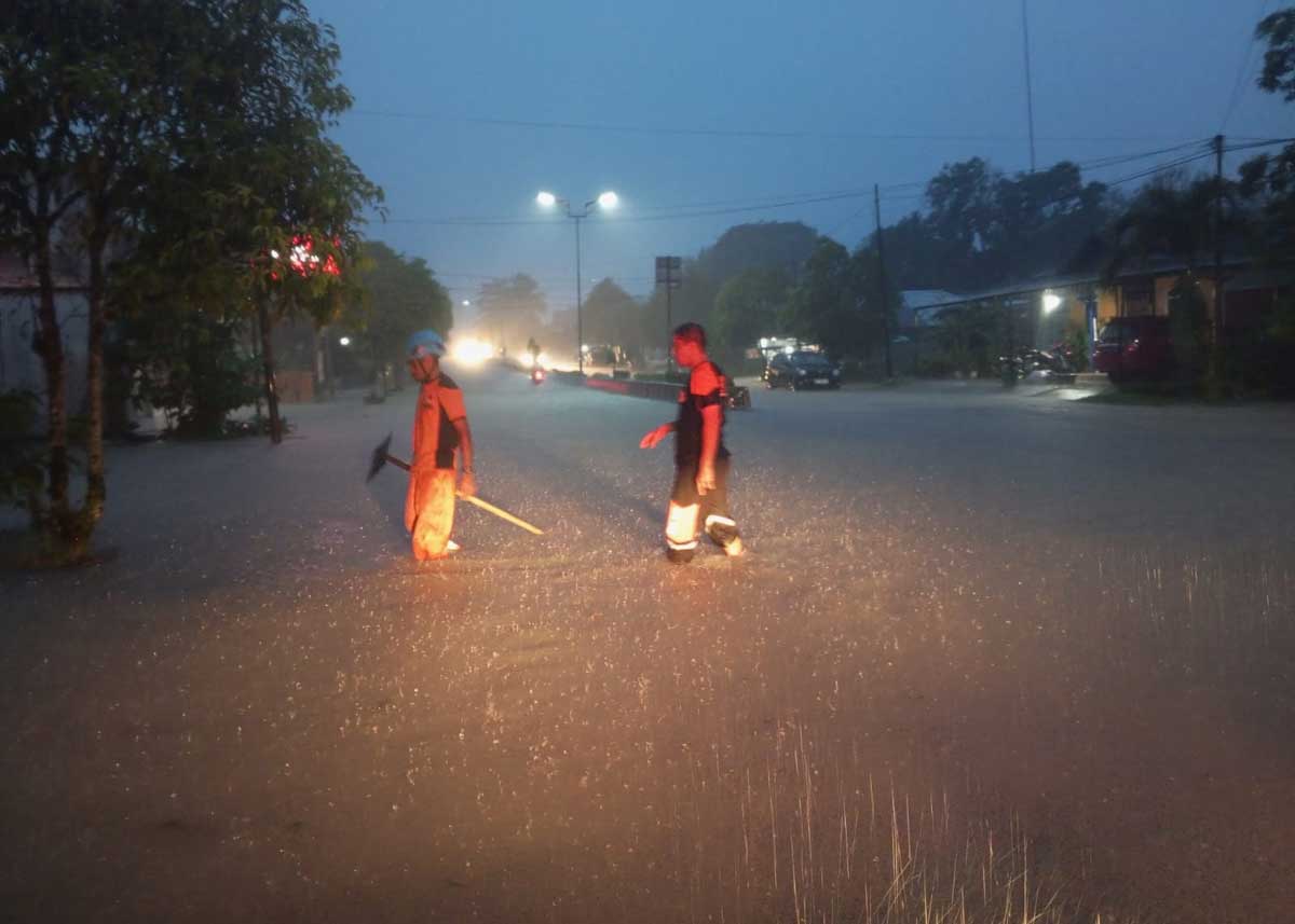 BANTU WARGA: Tim TRC BPBD mengecek lokasi banjir dalam kota dan membantu warga yang rumahnya tergenang air.