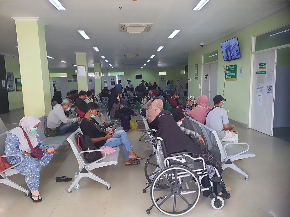 Pasien rawat jalan saat menunggu antrean di lantai III RSUD dr Murjani Sampit.