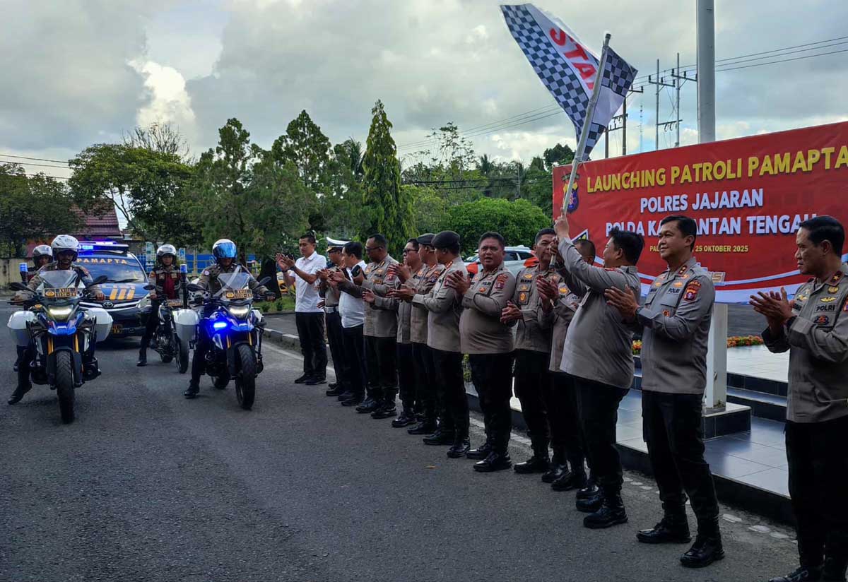 PATROLI: Kapolda Kalteng Irjen Pol Iwan Kurniawan menyaksikan Kapolresta Palangka Raya Kombes Pol Dedy Supriadi melepas personel Pamapta Polres palangka Raya, Sabtu (25/10).
