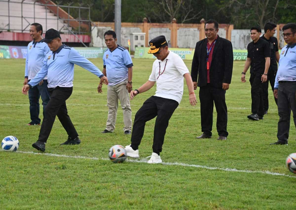 DIMULAI: Gubernur Kalteng Agustiar Sabran membuka Babak Final Turnamen Sepak Bola Gubernur Cup Tahun 2025 di Stadion Tuah Pahoe, Palangka Raya, Sabtu (25/10/2025).