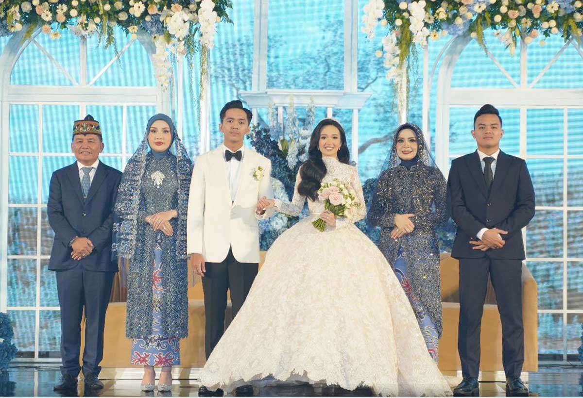 BERBAHAGIA: Keluarga kedua mempelai Deden-Bunga foto bersama.