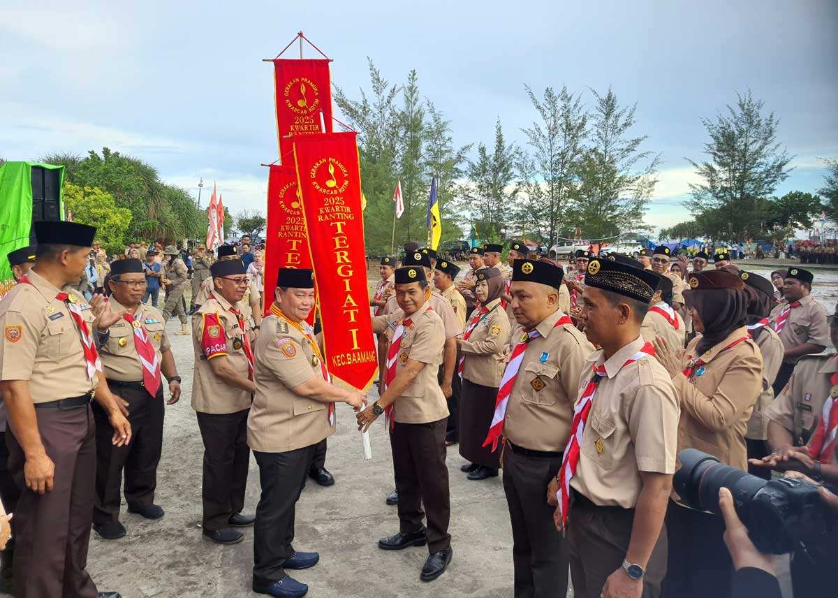 PENGHARGAAN: Bupati Kotim Halikinnor menyerahkan penghargaan kepada Kwarran Gerakan Pramuka Baamang, Sabtu (25/10).