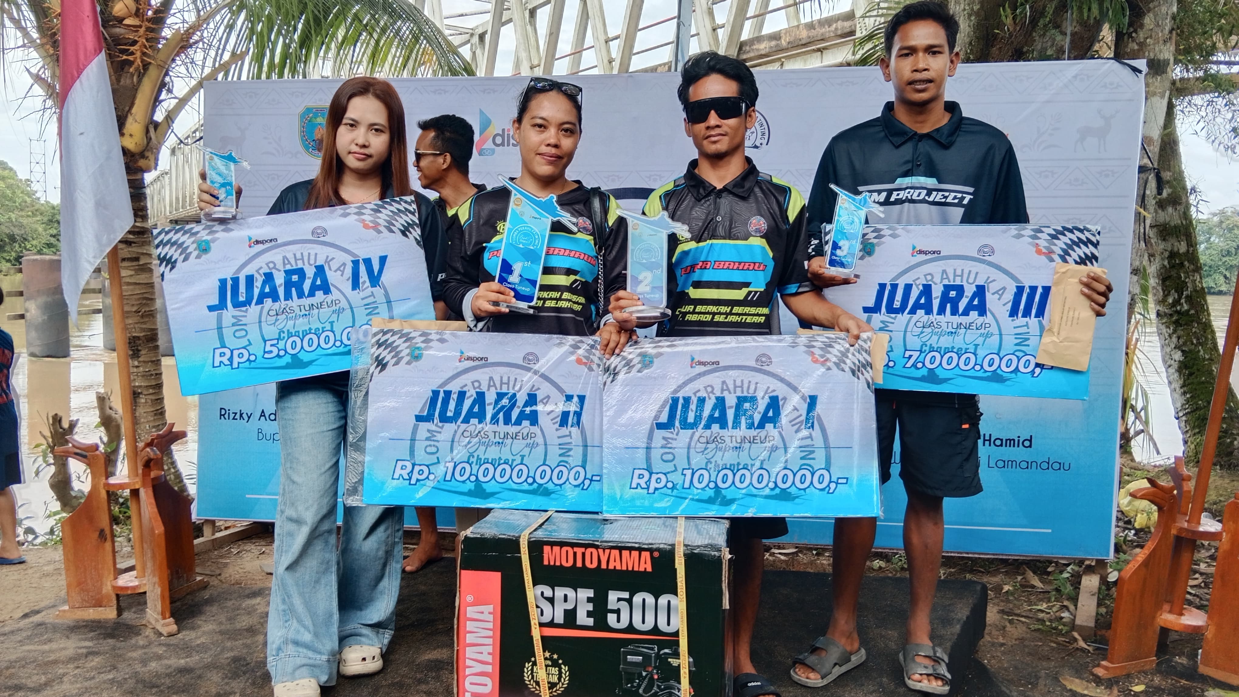 Para pemenang lomba ketinting Bupati Cup 2025 di Desa Kujan, Kecamatan Bulik, Kabupaten Lamandau, Minggu (26/10).