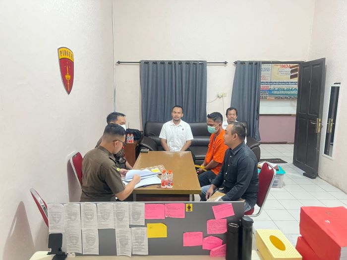 PELIMPAHAN : Kasat Reskrim Polres Gumas AKP Faisal Firman Gani didampingi PS Kanit Tipidkor Aiptu Holong Siregar melakukan pelimpahan berkas perkara tahap dua kasus dugaan korupsi dana desa, Senin (27