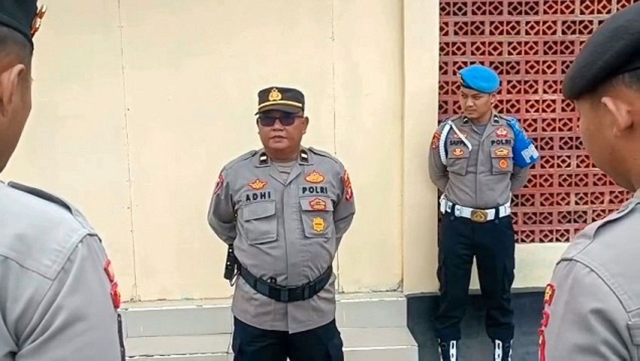Kasiwas Polres Seruyan Ipda Adhi Sri Harta saat memberikan arahan kepada personel agar menjauhi gaya hidup hedon, Senin (27/10).