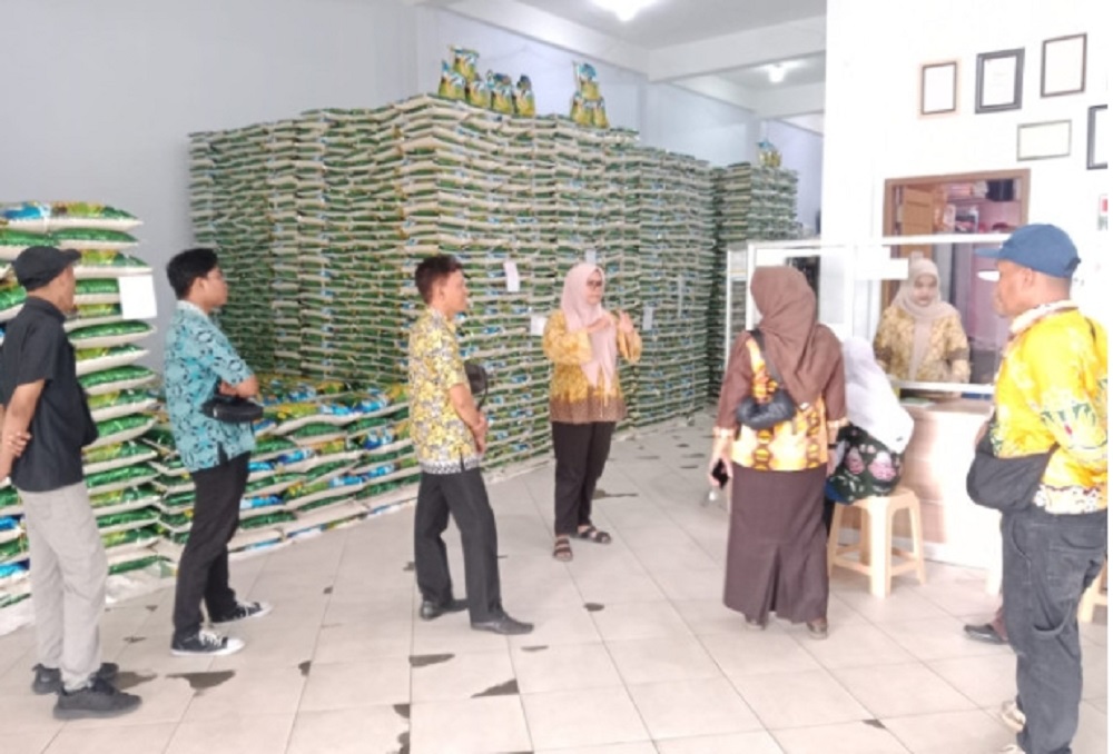 Satgas pangan mengecek stok beras di gudang distributor Kota Pangkalan Bun, Kabupaten Kotawaringin Barat.