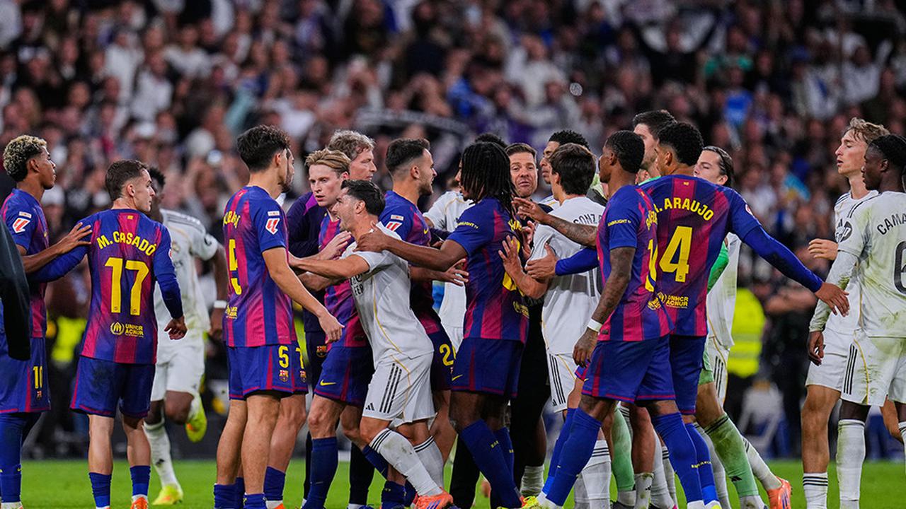 Perang mulut dan saling dorong antara pemain Real Madrid dan Barcelona usai laga EL Clasico, Minggu (26/10) waktu setempat.