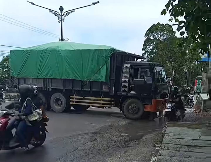 Truk  sarat muatan mogok di Jalan Pangeran Diponegoro, Kelurahan Sidorejo, Kecamatan Arut Selatan, Kabupaten Kotawaringin Barat, Senin (27/10)