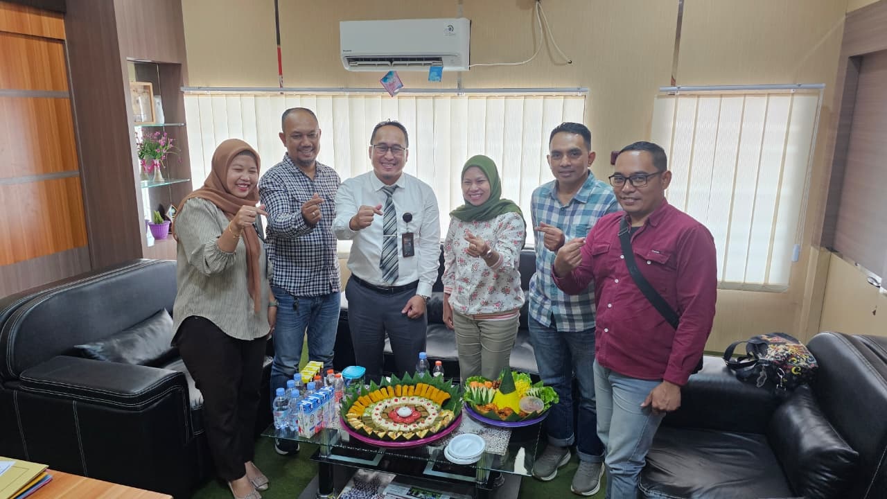 Direktur Radar Sampit Siti Fauziah dan jajarannya bersama Pimpinan Bank Kalteng Cabang Sampit Sigit Purnama Aji saat perayaan Bank Kalteng ke-64 Tahun, Selasa (28/10).