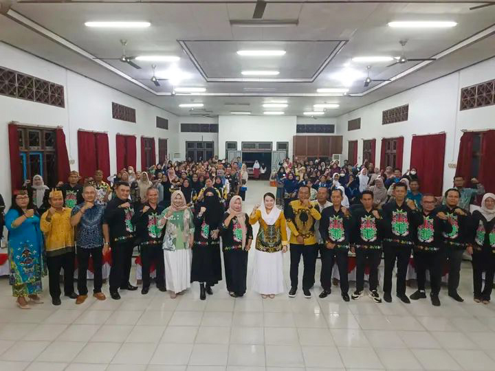 Para peserta dan panitia Festival Tunas Bahasa Ibu (FTBI) tingkat SD dan SMP Kabupaten Seruyan, Selasa (28/10).