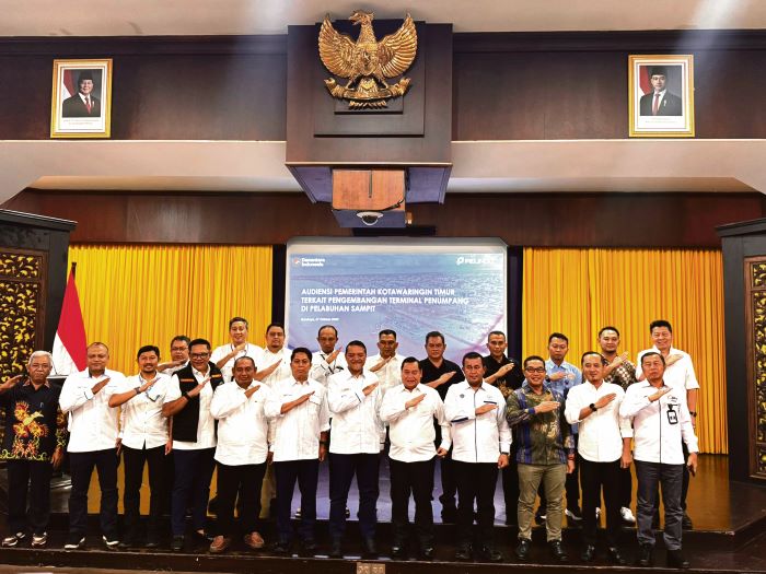 FOTO BERSAMA: Bupati Kotim Halikinnor (tengah baris depan) berfoto bersama disela-sela kegiatan audiensi Pemkab Kotim dengan KSOP Kelas III Sampit dan PT Pelindo Regional 3 di Surabaya, Jawa Timur