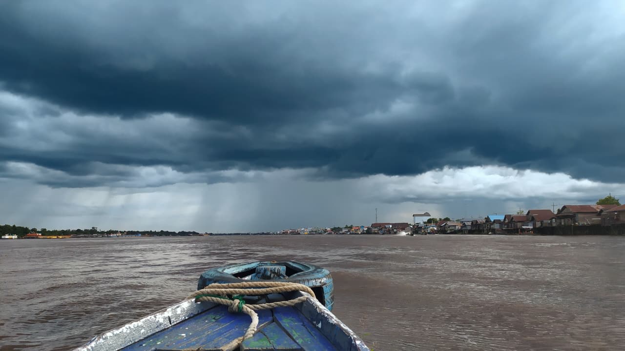 Hujan melanda Sampit, Kabupaten Kotawaringin Timur, dilihat dari kejauhan. (Dok. Usay Nor Rahmad / Radar Sampit)
