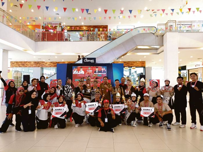 LOMBA SENAM: Foto bersama para pemenang Lomba Senam SKJ 1988 dan Senam Kreasi Pacu Jalur antar guru SMA/SMK/MA sederajat di Kotim, Senin (27/10/2025). FOTO: DISPORA KOTIM/RADAR SAMPIT