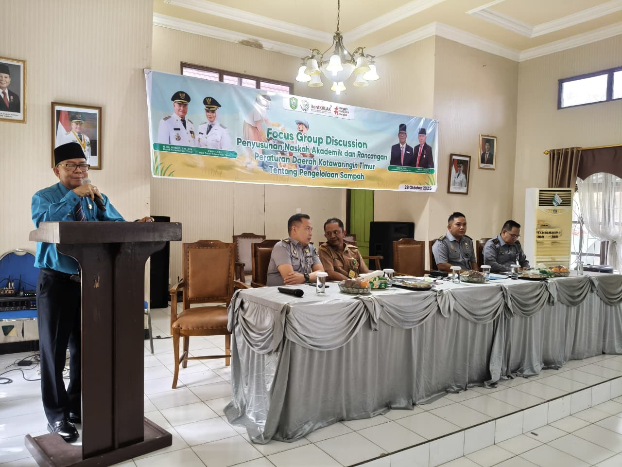 Kepala DLH Kotim Marjuki saat Forum Group Discussion&nbsp; di Aula Kantor Dinas Lingkungan Hidup Kotim, Selasa (28/10/2025).
