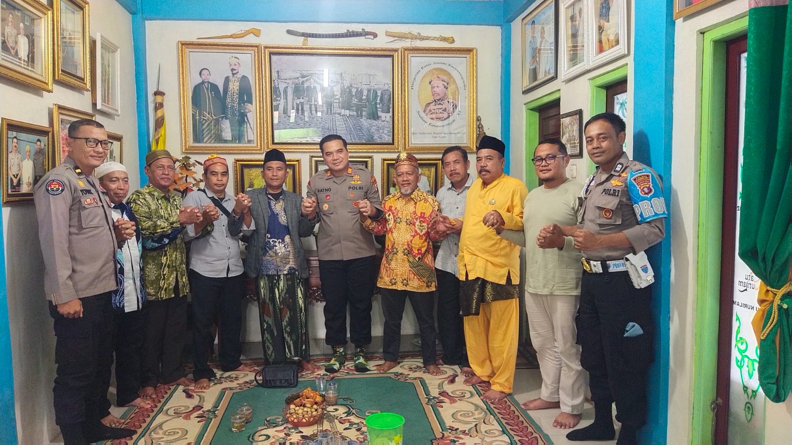 Foto : Kapolsek Arsel bersama Tokoh Agama dan Tokoh masyarakat saat silaturahmi di kediaman Gusti Kadran pada Selasa 28 Oktober 2025
