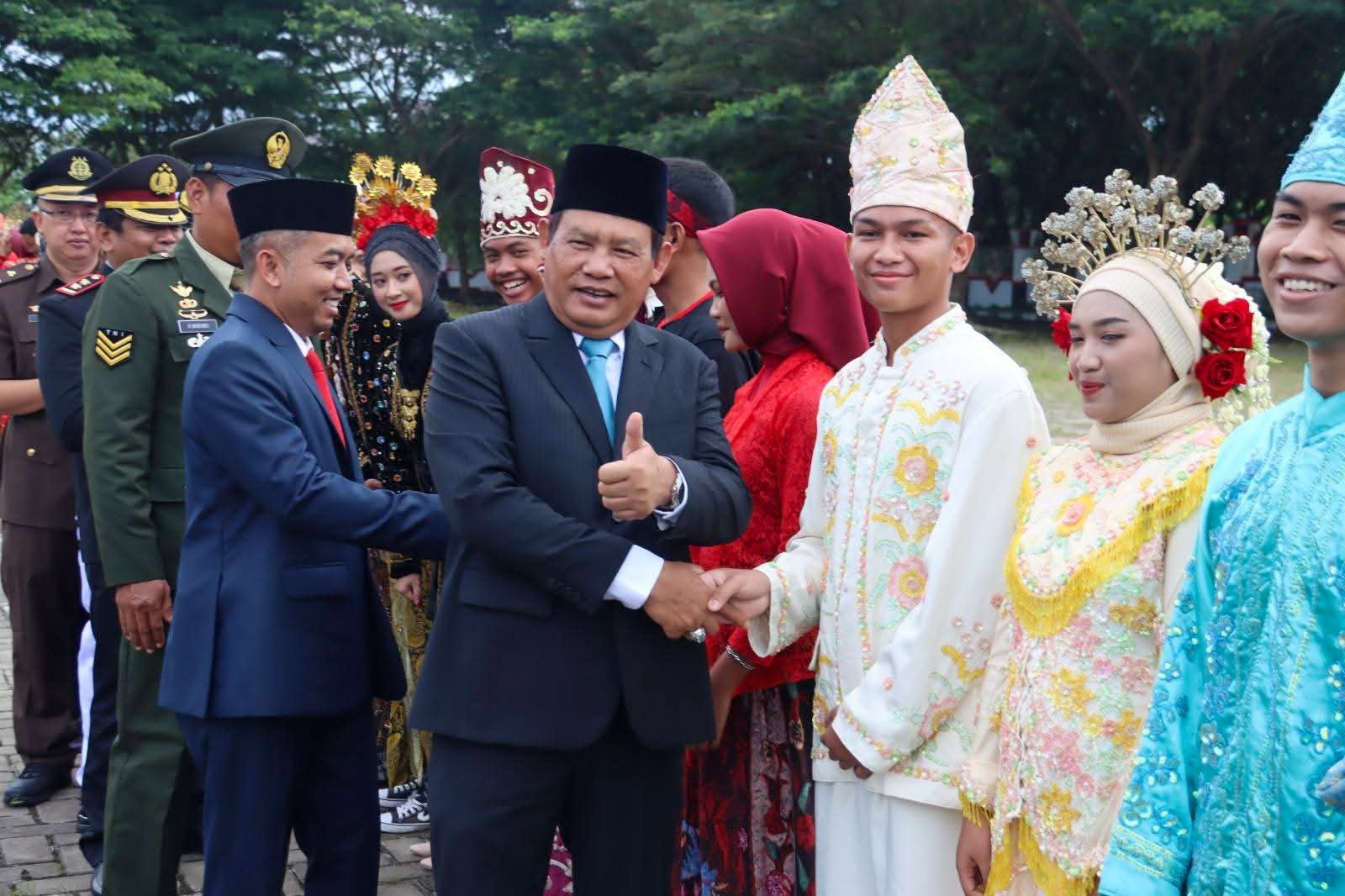 Bupati Seruyan Ahmad Selanorwanda, saat menyalami pelajar yang turut mengikuti peringatan Hari Sumpah Pemuda ke-97, Selasa (28/10).