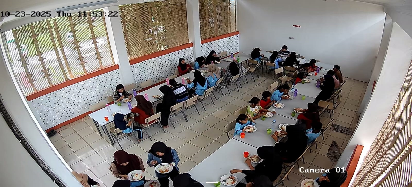 Sekolah Rakyat Terintegrasi (SRT) 55 Kabupaten Kotawaringin Timur (Kotim) sedang makan siang.