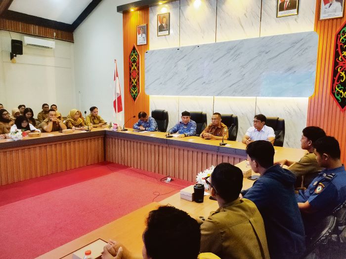 ARAHAN: Plt Kepala Diskominfo Kotim Jumberi ketika memberikan arahan di kegiatan sosialisasi bagi para pengelola media sosial di lingkungan SOPD dan kecamatan, Selasa (28/10). FOTO: YUNI/RADAR SAMPIT