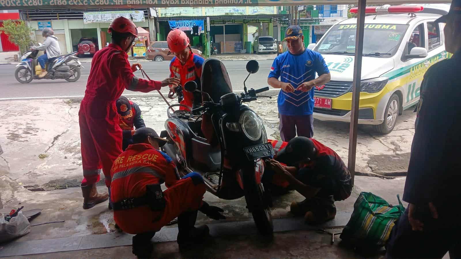 Tim Rescue Damkar Kota Palangka Raya saat mencari seekor anak ular Piton yang bersembunyi di balik plastik body sebuah motor matic, Selasa (28/10).