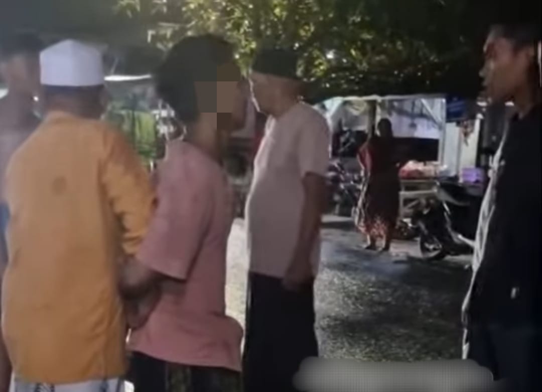 Pembobol kotak amal Masjid Nurul Alif saat diamankan warga