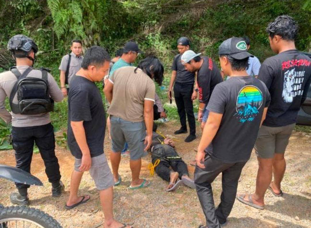 PENANGKAPAN: Aparat kepolisian saat melakukan penangkapan buron tindak pidana pembunuhan di Kabupaten Lamandau. (Istimewa)