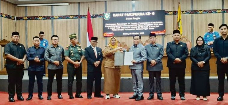 PARIPURNA: DPRD dan Pemkab Kotim seusai mengikuti rapat paripurna ke-6 dengan agenda pengesahan RAPBD Tahun Anggaran 2026, Selasa (28/10/2025). FOTO: RADO/RADAR SAMPIT