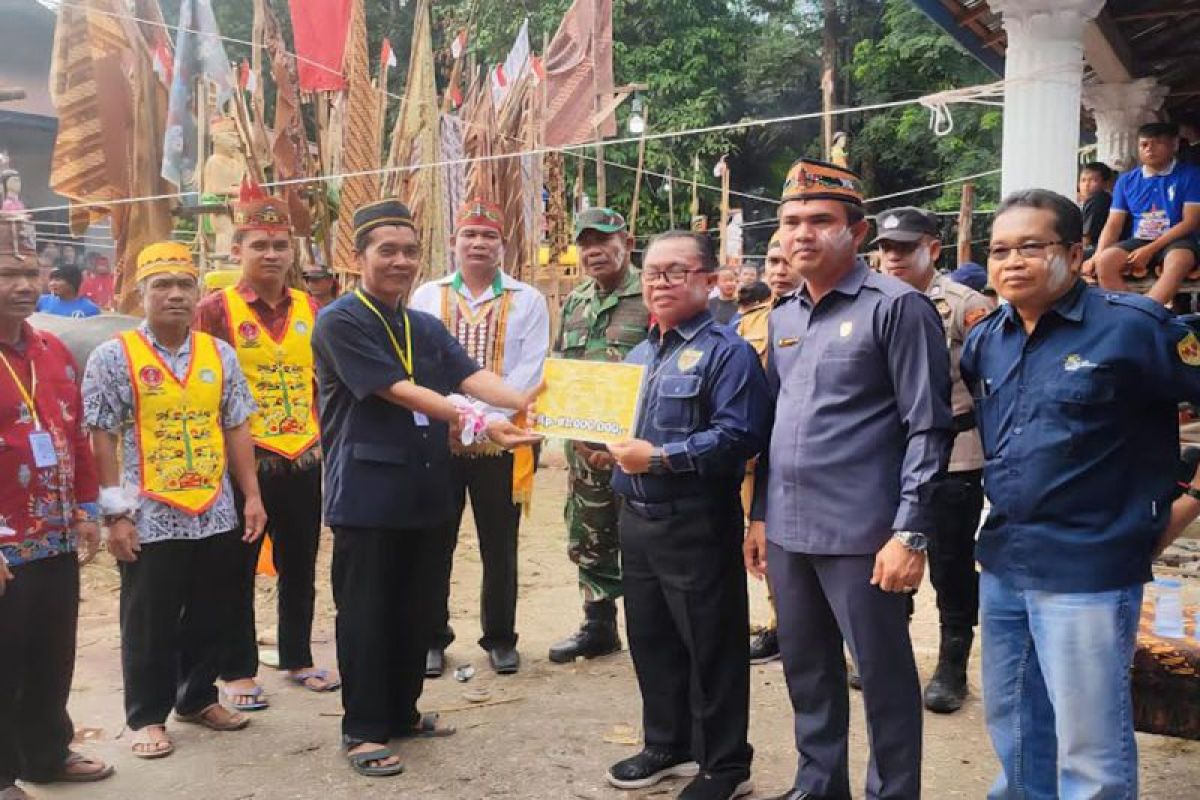 Penyerahan bantuan dana dari Pemkab Gumas untuk Tiwah massal di Desa Rangan Tate, Kecamatan Mihing Raya, baru-baru tadi.
