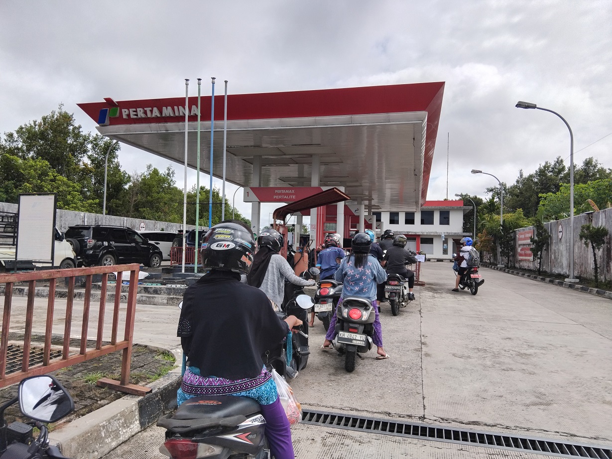 Antrean panjang sepeda motor untu mengisi BBM di salah satu SPBU di Kota Kuala Kurun, Rabu (29/10).