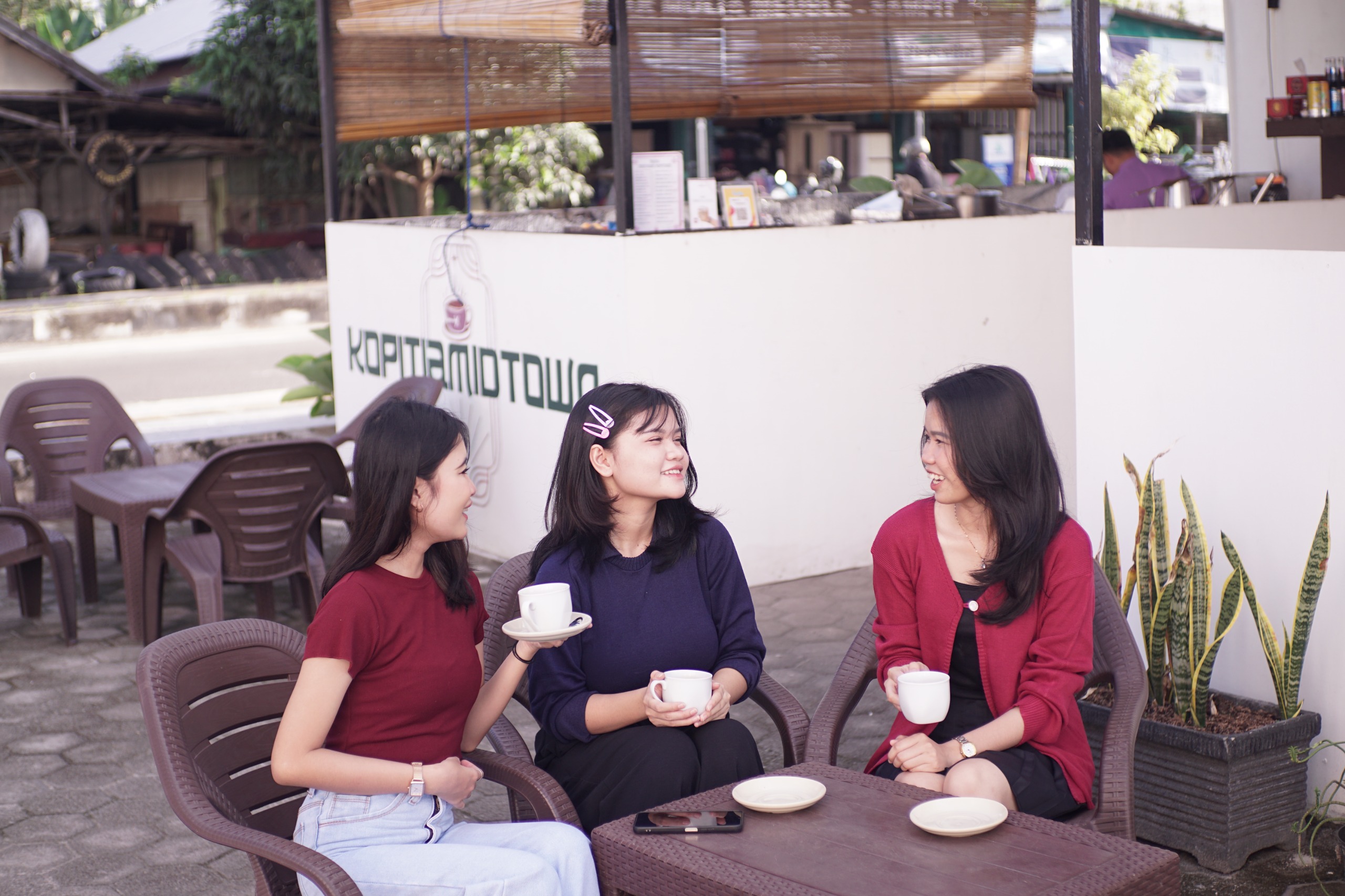 Pelanggan menikmati sajian kopi khas di Midtown Kopitiam yang kini juga dapat dipesan melalui GrabFood dan ShopeeFood.