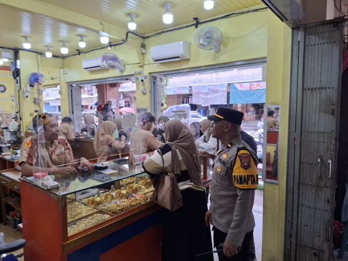 PATROLI : Komandan Pamapta III Ipda Gatot saat berinteraksi dengan pedagang PPM, Sampit, Rabu (29/10/2025). FOTO: POLRES KOTIM /RADAR SAMPIT