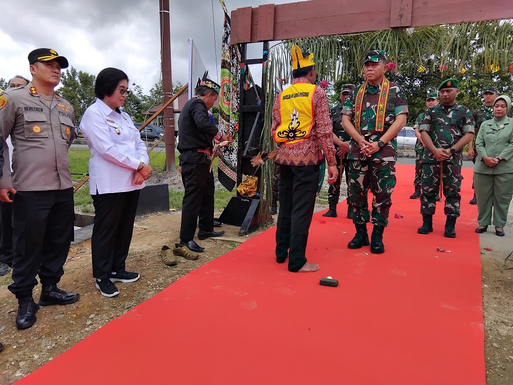 Wakil Bupati Gumas Efrensia LP Umbing didampingi Kapolres AKBP Heru Eko Wibowo, dan forkopimda, menyambut Pangdam XXII/Tambun Bungai Mayjen TNI Zainul Arifin ke Kodim 1018/Gunung Mas, Rabu (29/10).