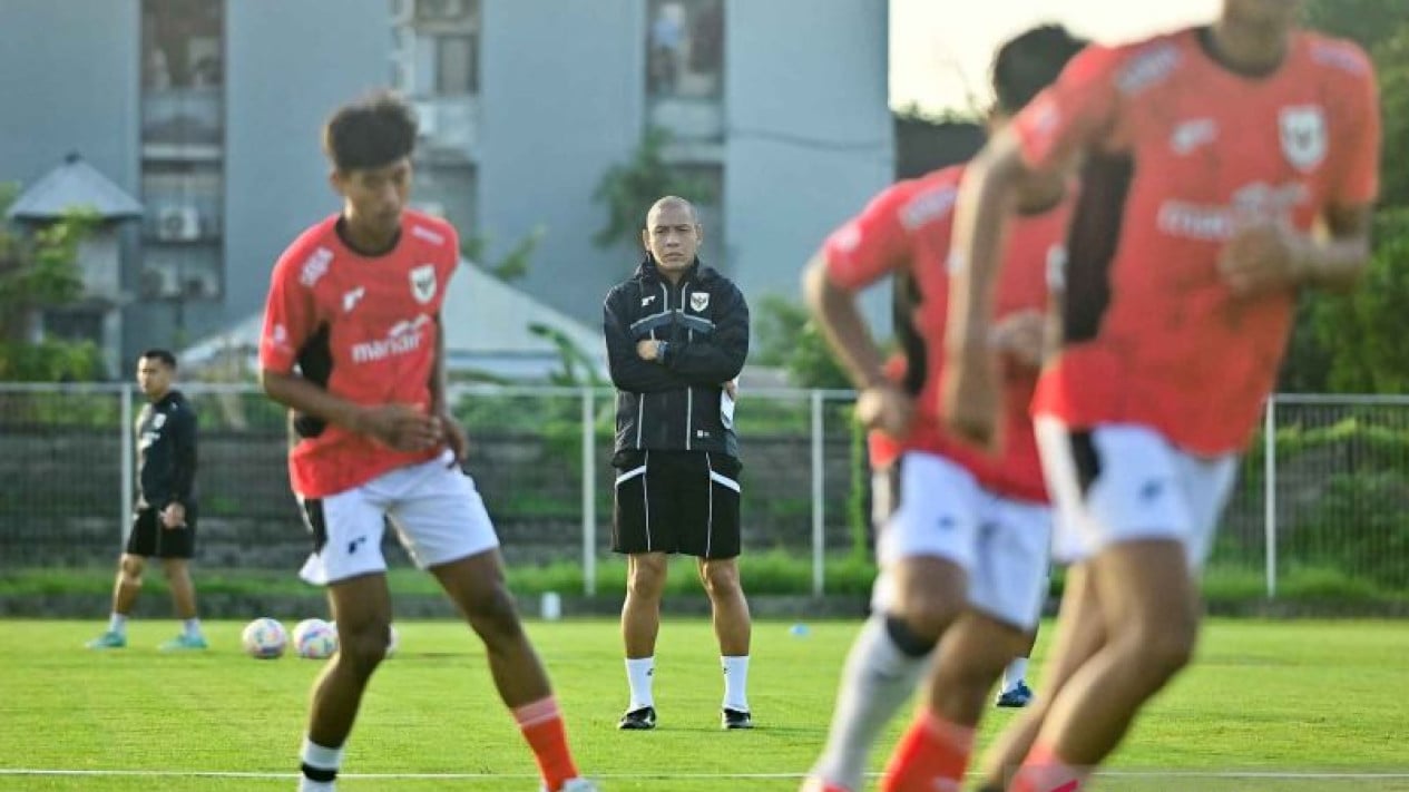 Pelatih timnas U-17 Nova Arianto saat memimpin latihan anak asuhnya, jelang putaran Piala Dunia U-17.